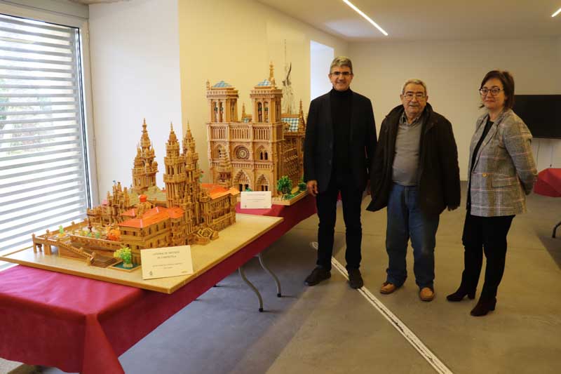 Na tarde deste mércores día 17 de abril de 2019 celebrouse no Centro de Interpretación das Fortalezas, no Castelo de Santa Cruz, a Inauguración da Exposición que amosa o traballo do rosaleiro Praxíteles González.