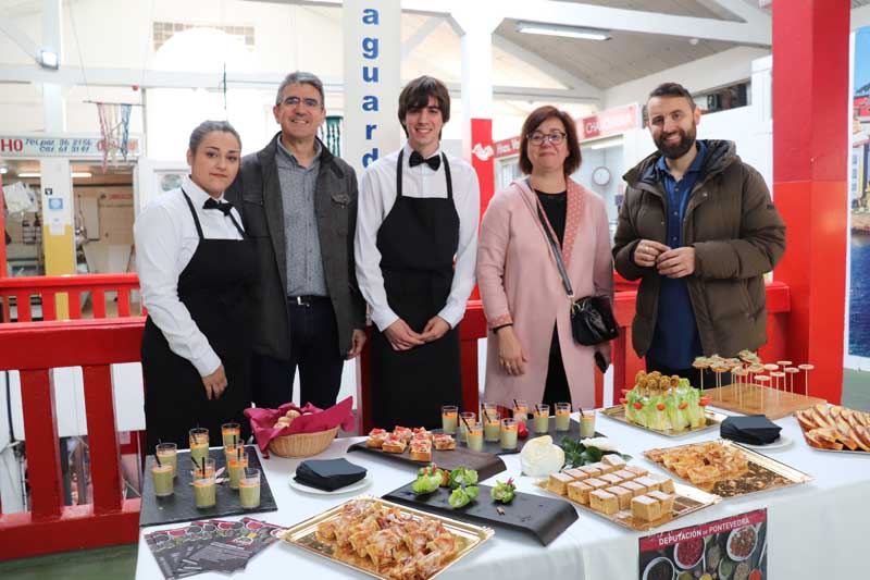 El programa Degusta Europa llegó a la Plaza de Abastos de A Guarda en la mañana de este jueves día 11 de abril con las elaboraciones realizadas por los alumnos del CIFP Manuel Antonio de Vigo.