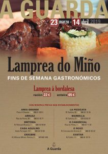 Este viernes día 5 de abril la Plaza de Abastos de A Guarda fue el escenario para la realización de un Showcooking en el que el restaurador local César Verde del Restaurante Xantar cocinó la lamprea del Río Miño elaborada con la receta tradicional “A la bordalesa”. También se elaboró una receta especial con la lamprea en escabeche que gustó mucho a los asistentes de la Plaza de Abastos en la mañana de este viernes, el alcalde y la Concejal de Cultura no quisieron desaprovechar esta oportunidad para acercarse y degustar también  este manjar del Río Miño, destacando el buen hacer y profesionalidad de este restaurador de la villa en la preparación de este pescado.