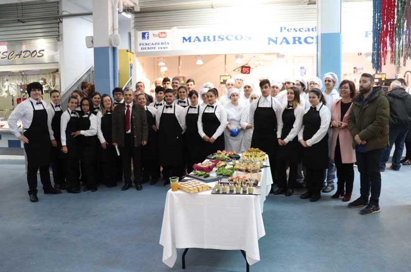 O programa Degusta Europa chegou á Praza de Abastos da Guarda na mañá deste xoves día 11 de abril coas elaboracións realizadas polos alumnos do CIFP Manuel Antonio de Vigo.